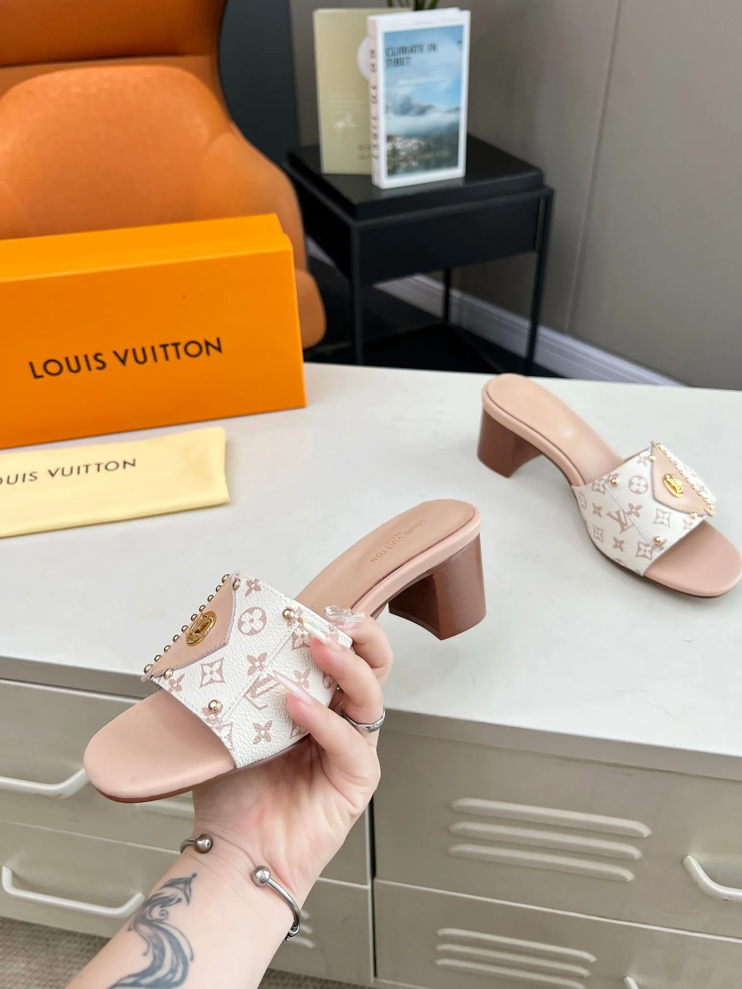 💕💕Factory direct selling price p400💕💕 Vuitton Louis Vuitton's latest 2024 spring and summer style. This LV Frame flat sandal is combined with Monogram and Monogram Reverse canvas, showing a fashionable and comfortable style. The wide front strap is embellished with studs and the LV Circle logo, echoing the opening and closing design of the Camera Box bag, and a durable leather outsole completes the look. Bringing a different visual feast to the hot summer Color: Brown White Size: 35 to 40 (4142 43 44 can be customized, non-returnable and non-exchangeable) (Genuine leather bottom can be customized +40) (Genuine leather bottom can be customized +30)